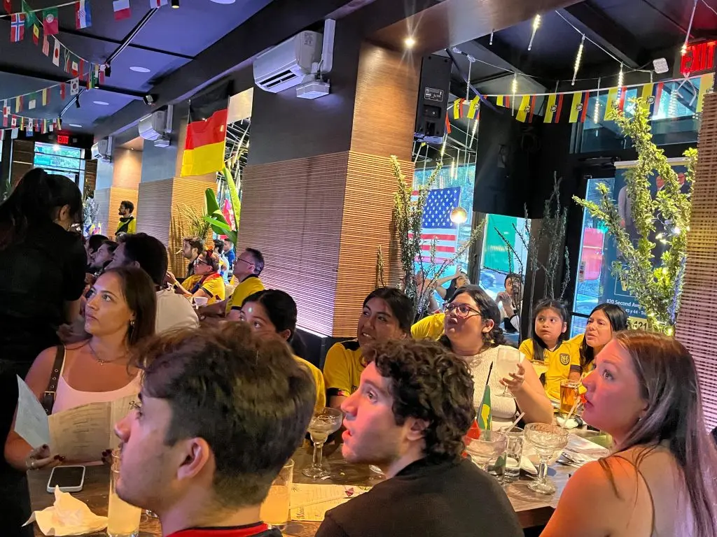 Los aficionados ecuatorianos se reunieron en Long Island City para ver juntos un partido del Mundial de la FIFA. Los aficionados vieron el partido juntos mientras celebraban la cultura y el espíritu comunitario ecuatorianos.