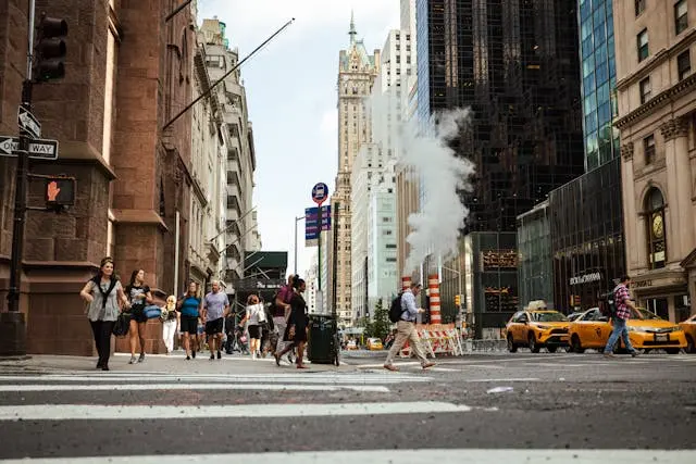 Cruce muy transitado en una acera de Manhattan. Si sufres lesiones como peatón, llama a un abogado especializado en lesiones personales en Midtown Manhattan.