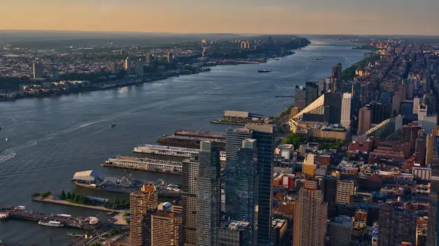 Vista aérea del río Hudson y del perfil urbano de Nueva York