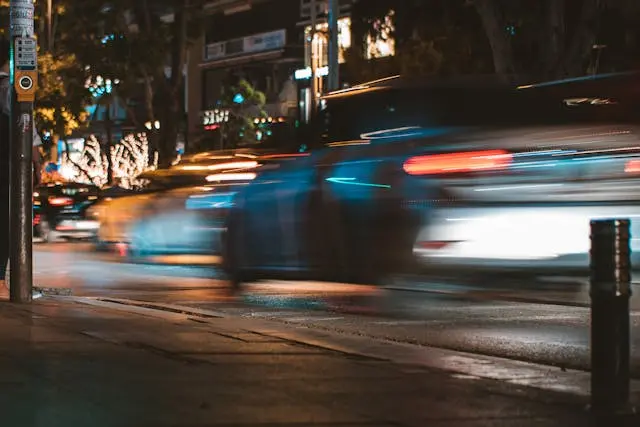 Imagen de larga exposición de coches circulando a gran velocidad por Nueva York.