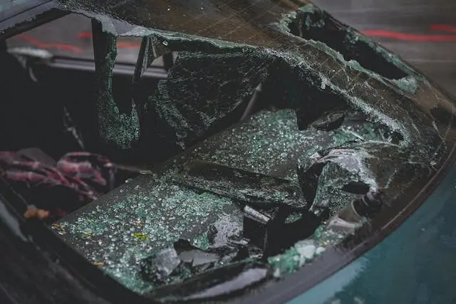 Foto de un coche destrozado. Impactante accidente en el Bronx: un autobús de la MTA choca contra varios coches y deja siete heridos en una escena «como sacada de una película»