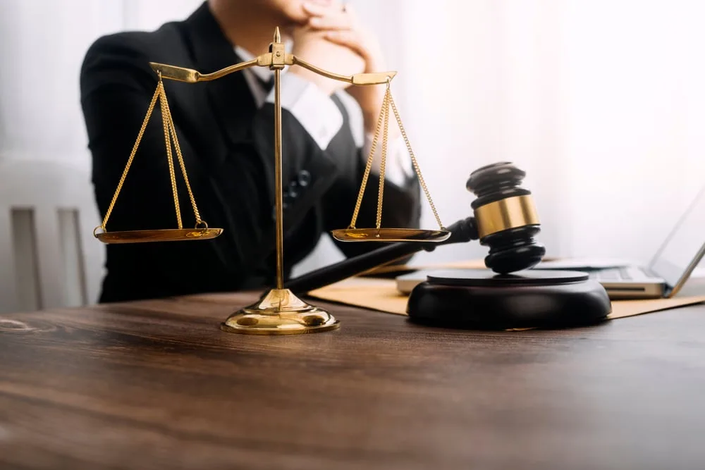 Cómo puede ayudarle un abogado neoyorquino especializado en accidentes de grúa