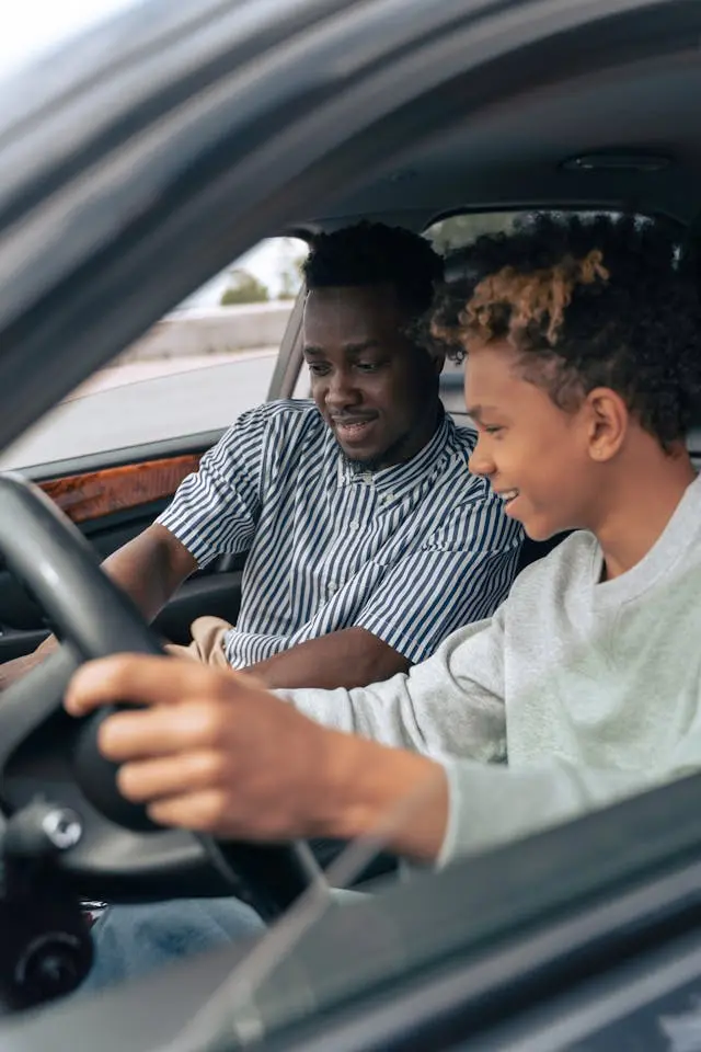 Un padre que imparte a su hijo, en el coche, un curso sobre accidentes de conductores adolescentes