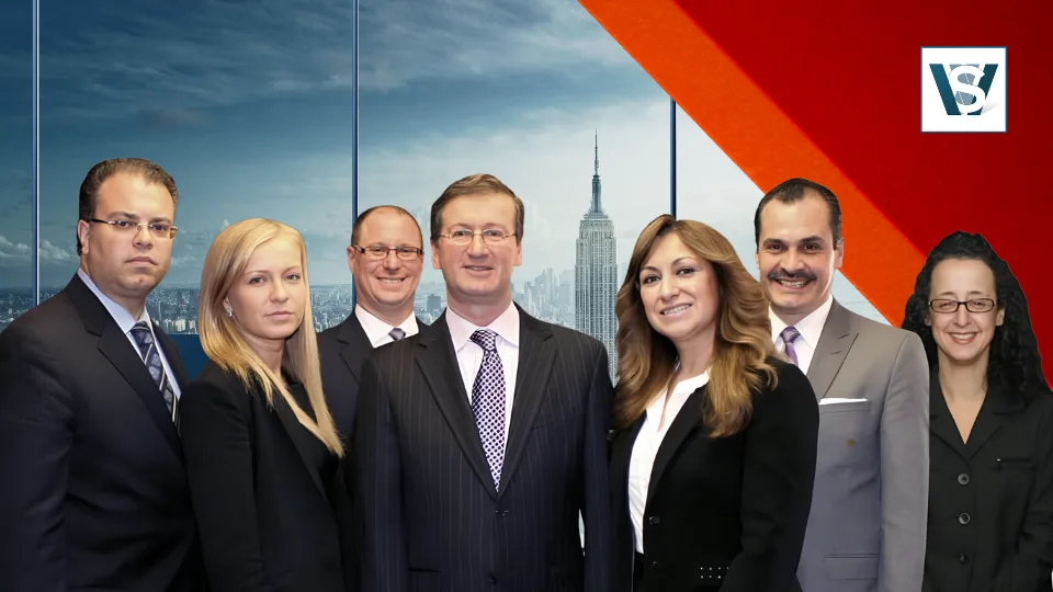 Los abogados de William Schwitzer & Associates posan juntos en su oficina de Manhattan, representando la profesionalidad y la defensa ética de los clientes lesionados.