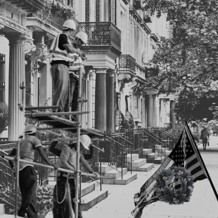 2025 Accidente fatal de construcción NY: Imagen respetuosa de trabajadores de construcción trabajando en NY. Detrás, la ciudad de Nueva York. Delante, trabajadores de construcción y una bandera de USA.