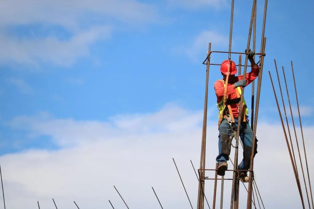¿Quién es responsable de las lesiones causadas por accidentes en obras de construcción?
