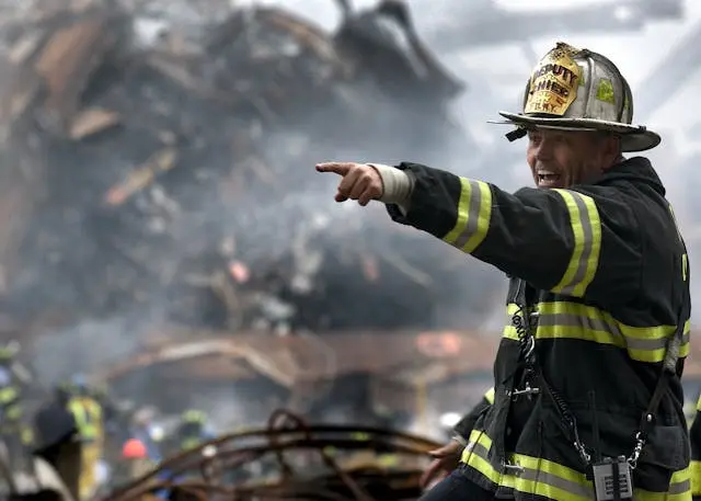 Siete bomberos resultan heridos tras una enorme explosión provocada por el incendio de un coche en el Bronx, en Nueva York