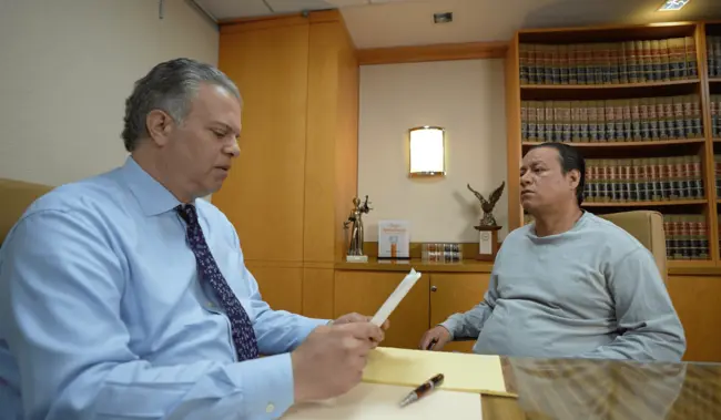 WSAT Law abogado hablando con un cliente en la oficina en Manhattan