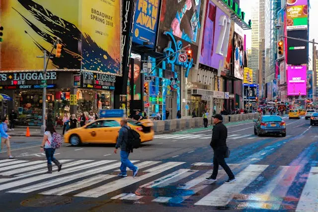 Imagen de gente paseando por Times Square
