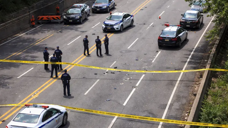 Una autopista acordonada con cinta amarilla y rodeada de policías. Últimas noticias: Un accidente mortal con un peatón cerca del túnel Lincoln provoca importantes retrasos en el tráfico entre Nueva Jersey y Nueva York.