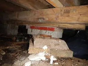 Failing crawl space beam support illustrating how to fix sagging floors over a crawl space using professional structural repair methods.