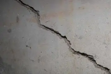 Cracked concrete wall indicating potential foundation issues, relevant to carbon fiber repair solutions.