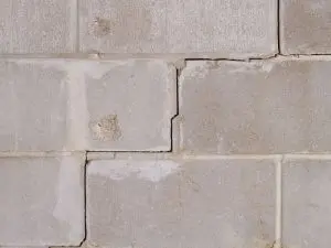 stair-step-cracks-stablwall-3