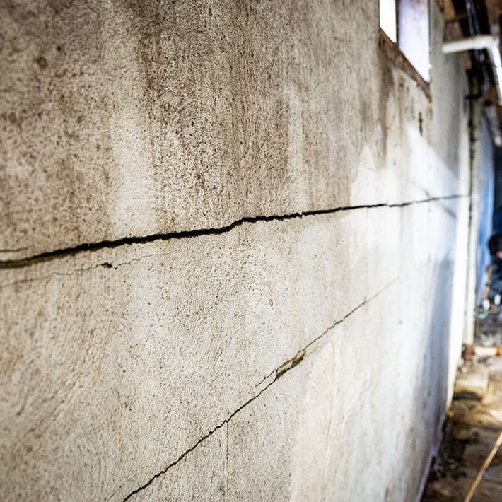 Horizontal crack in concrete wall