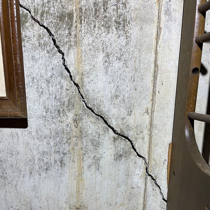 Crack in concrete foundation wall