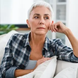 Woman living along solo ager