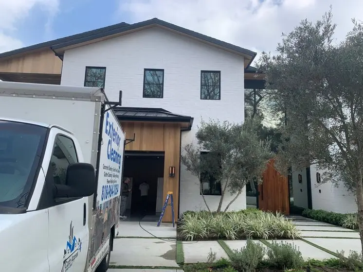 Pressure Washing in Encino