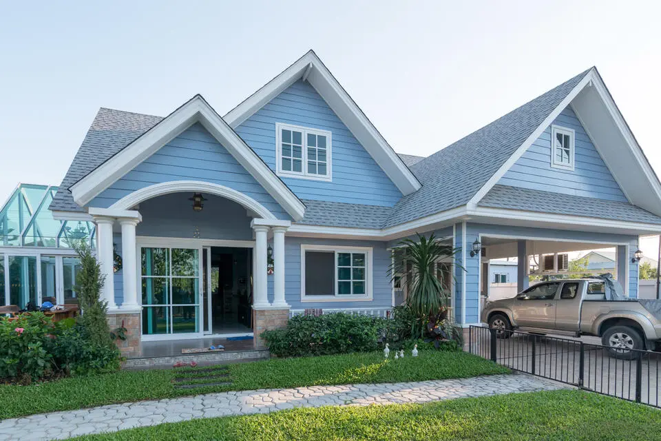 house and roof color combinations-blue sided house with gray roofing