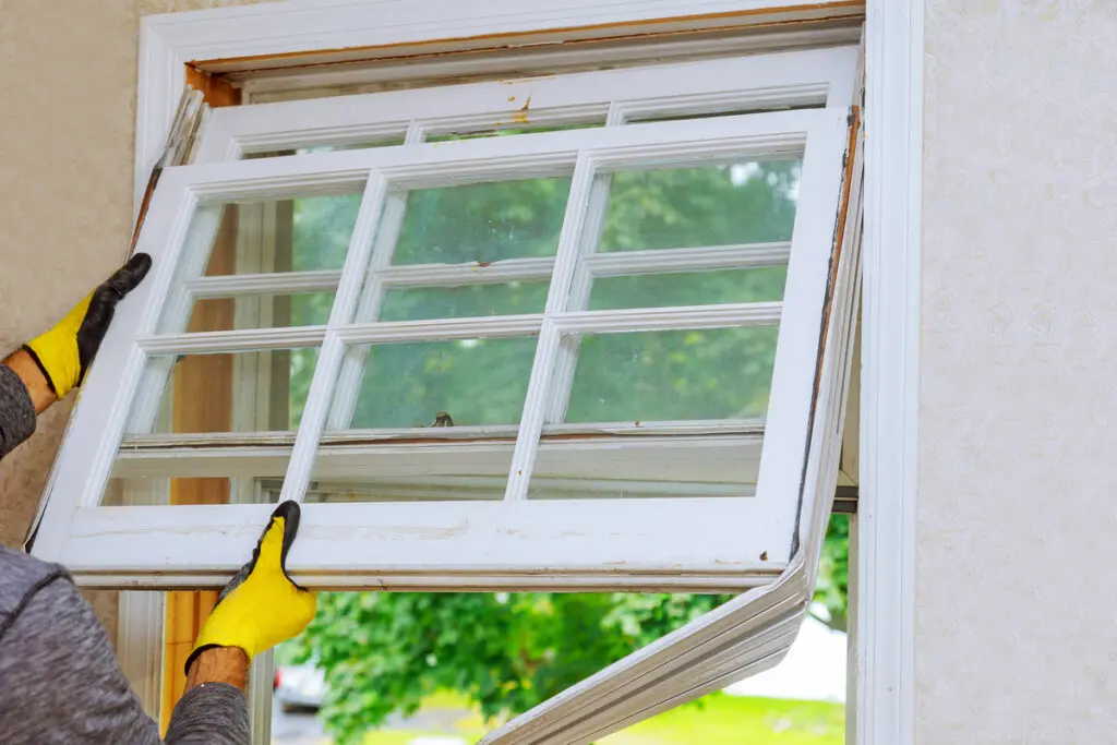 how long do windows last-technician replacing windows on a home