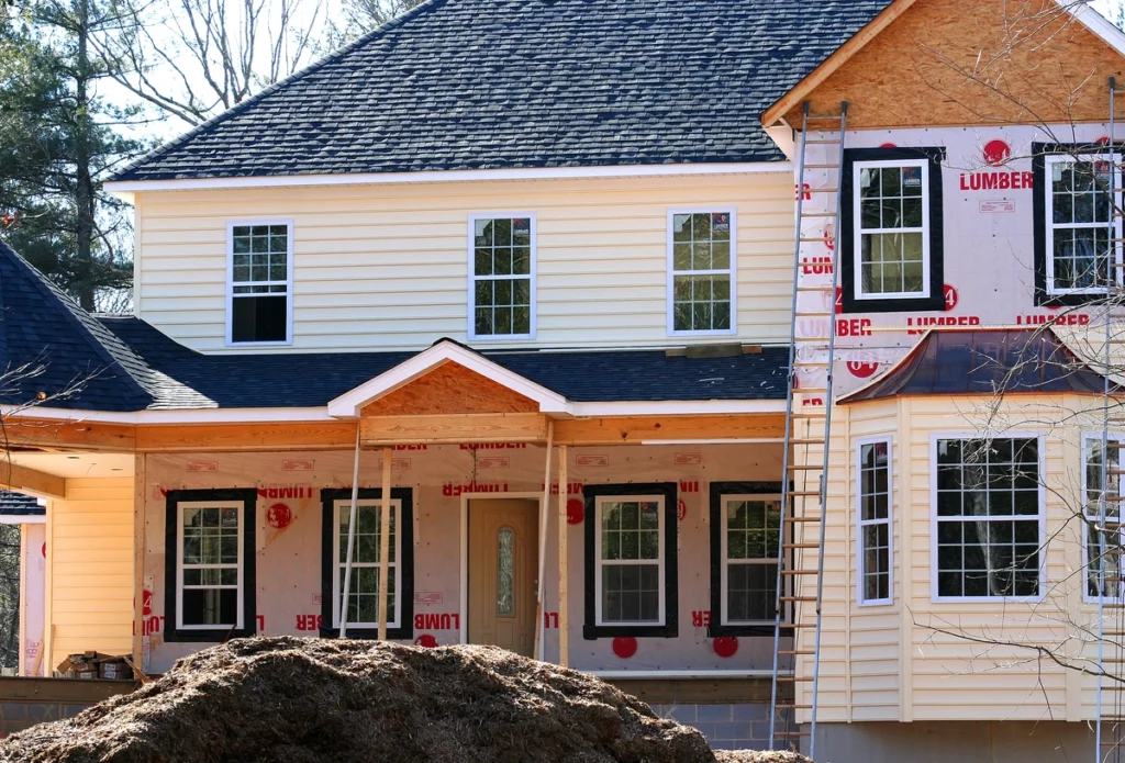 how to install topmost siding on house using a ladder