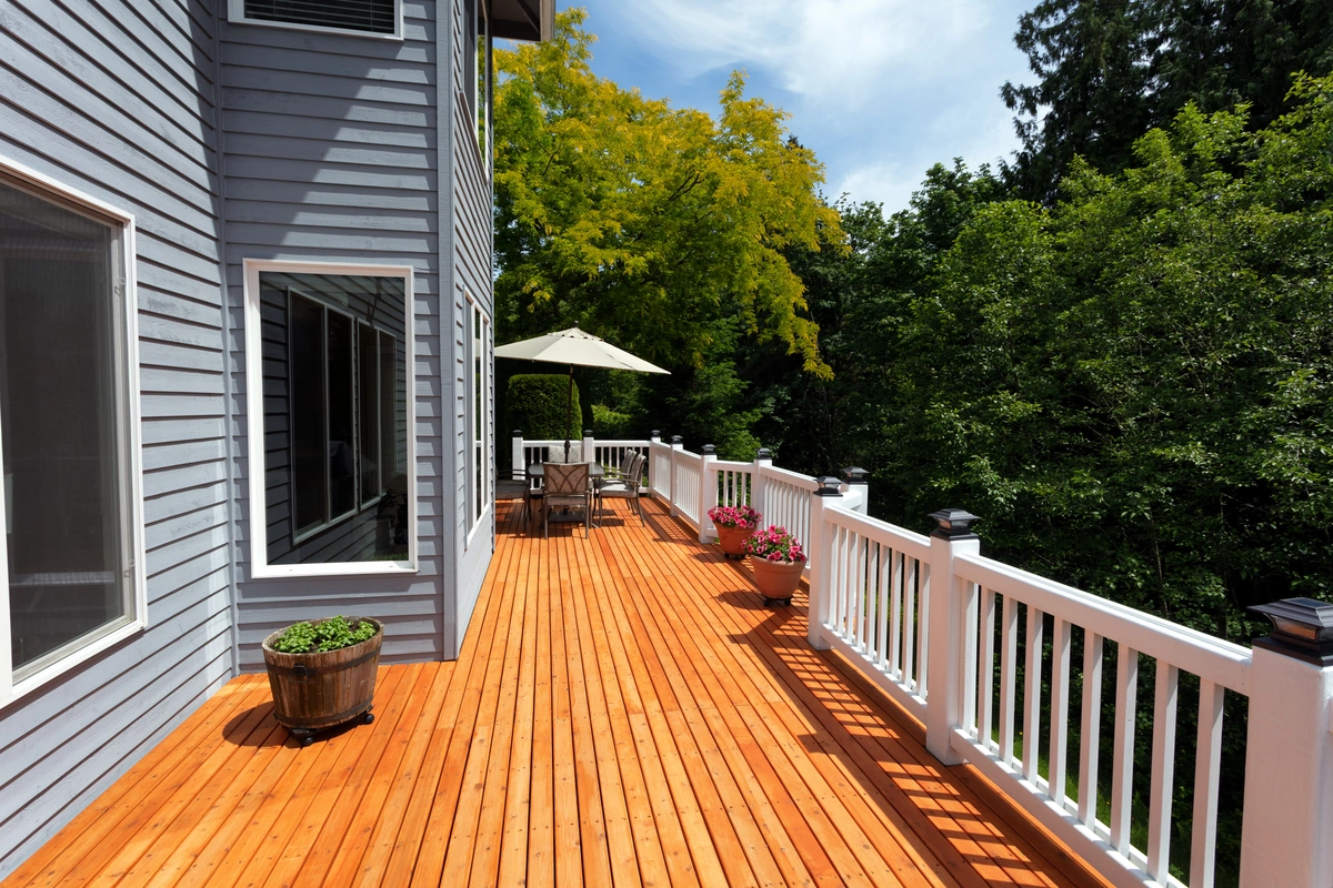 red cedar deck built by professionals