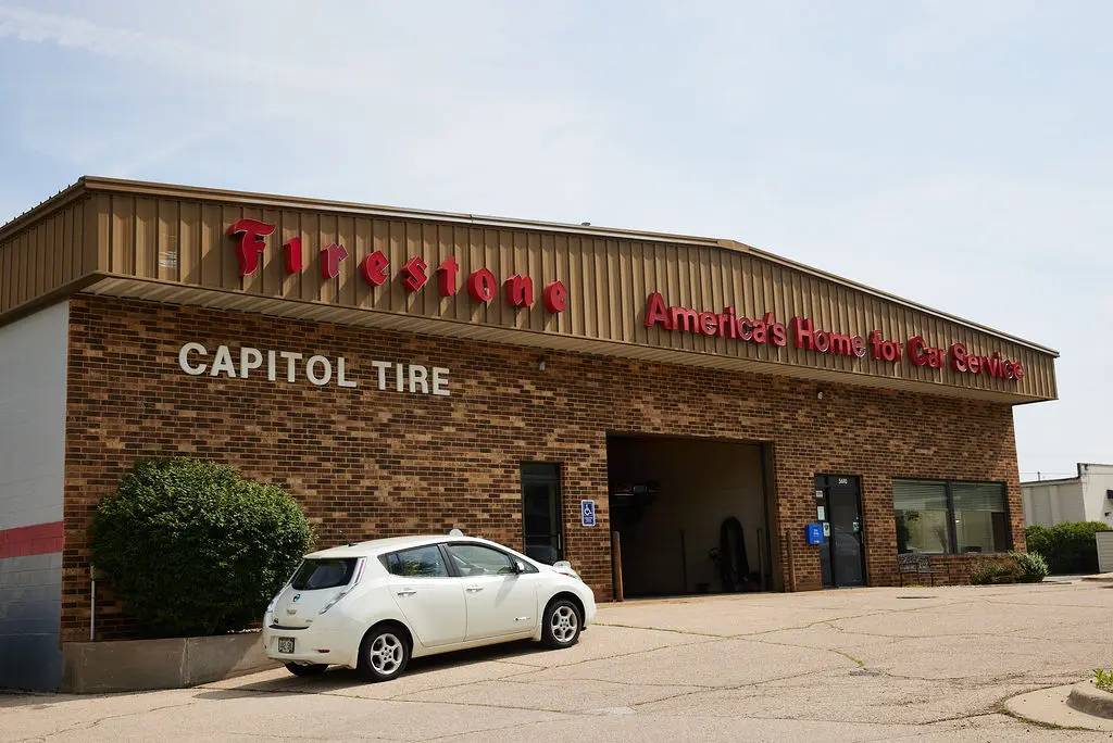 Shop and sign at Capitol Tire and Service