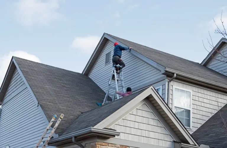 siding replacement worker