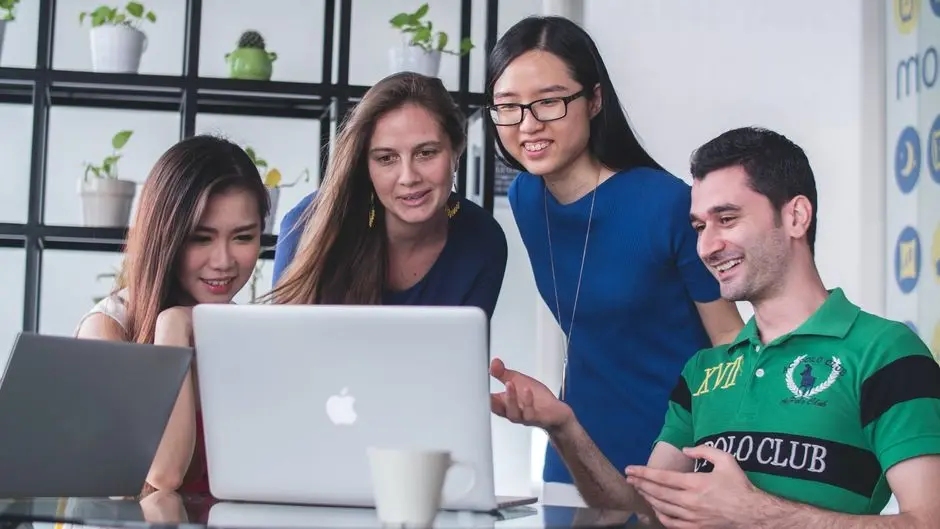 How-to-Choose-the-Right-HubSpot-Partner-Agency-for-Your-Business-3 | Search Strategy Marketing Four people working together on a project.