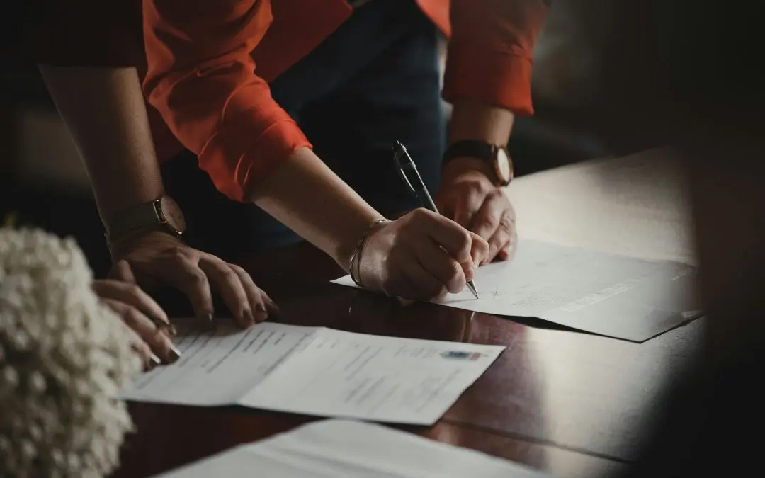 Divorce process in Texas with a couple signing legal documents during a divorce proceeding.
