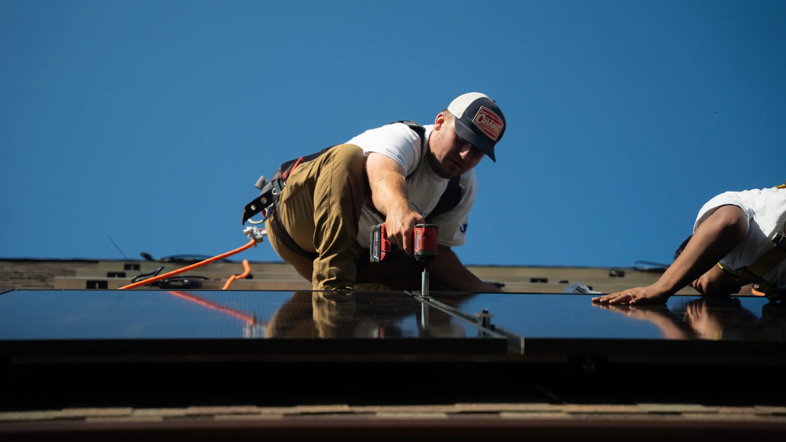 suncovia worker installing panels