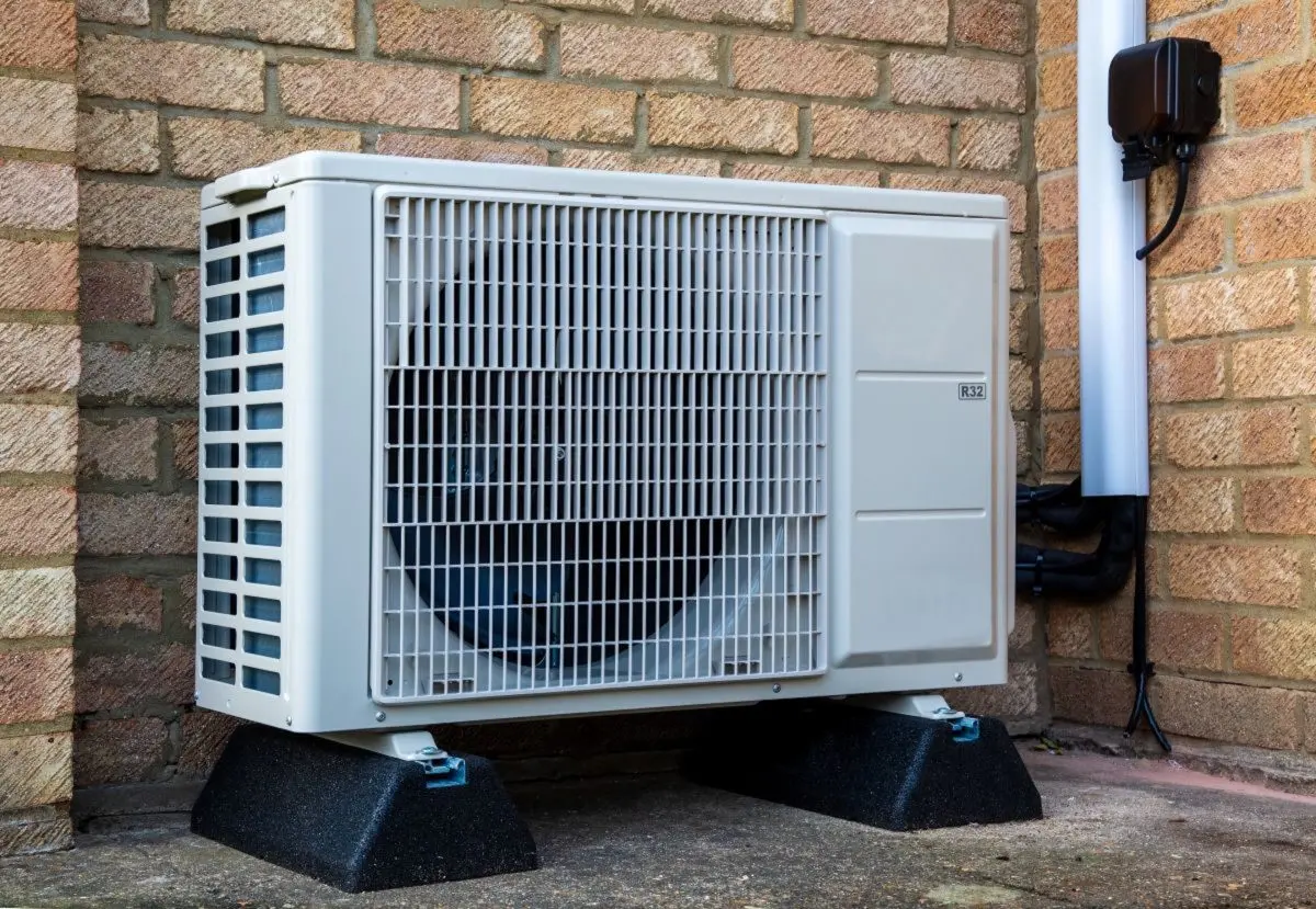 Single-Heat-Pump-outside-of-a-modern-house-for-air-conditioning