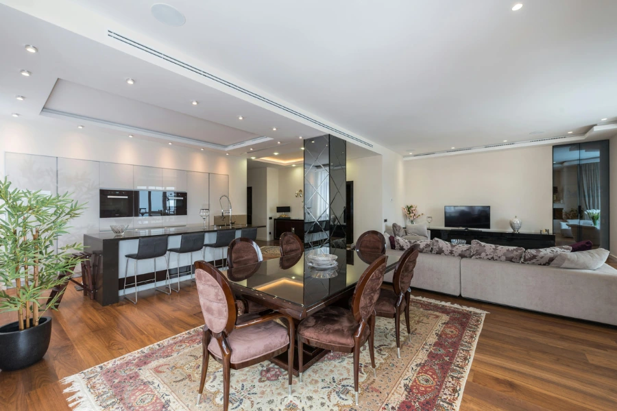 Natural lighting to complement dark hardwood floors.