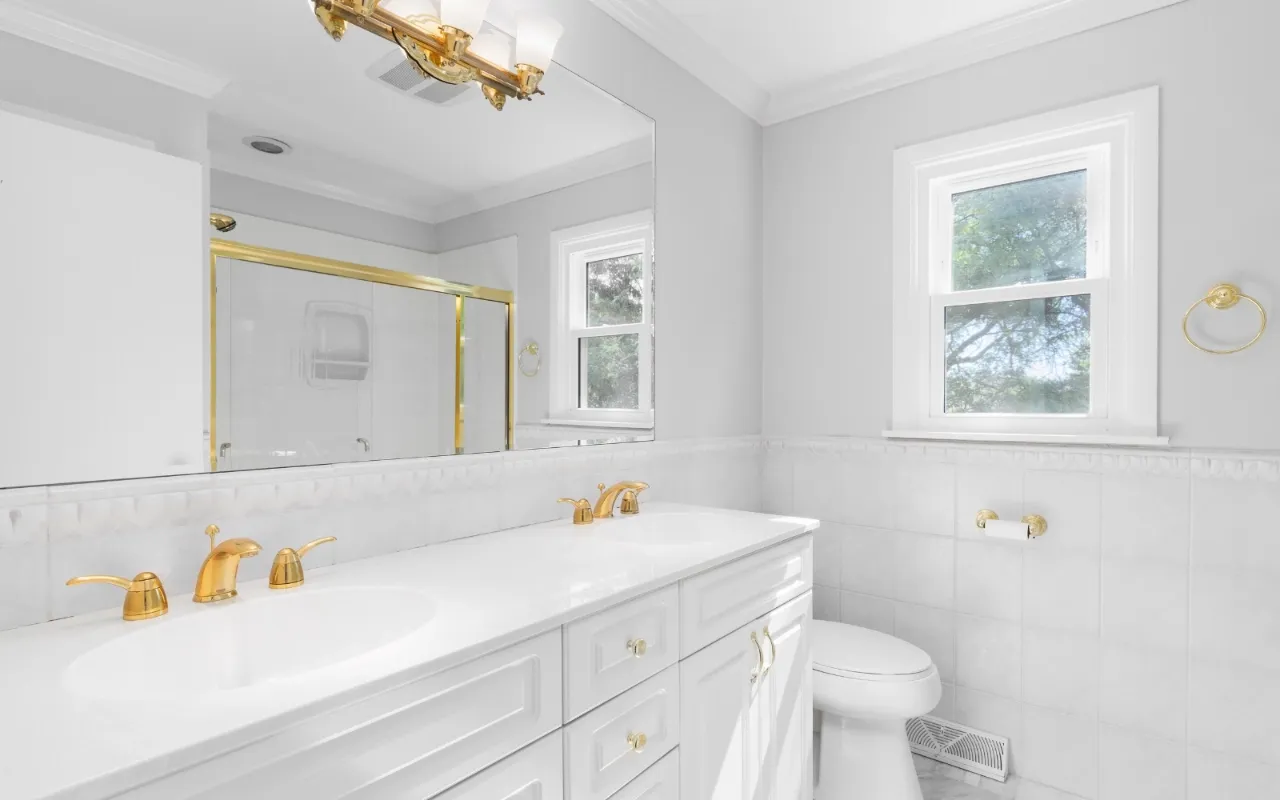 Inspiration Bathroom white and gold
