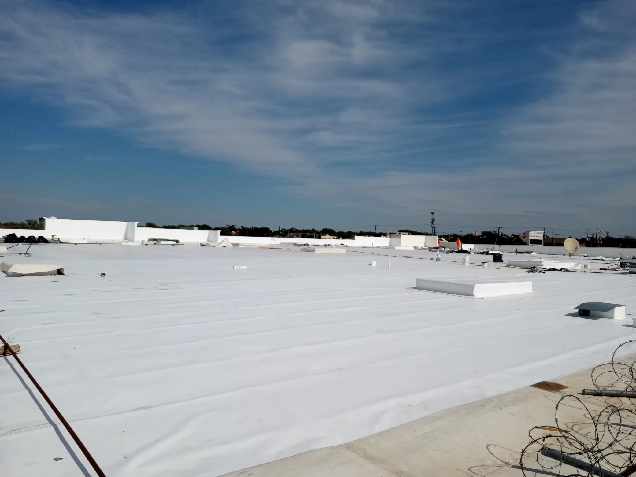 Large commercial flat roof with single-ply membrane