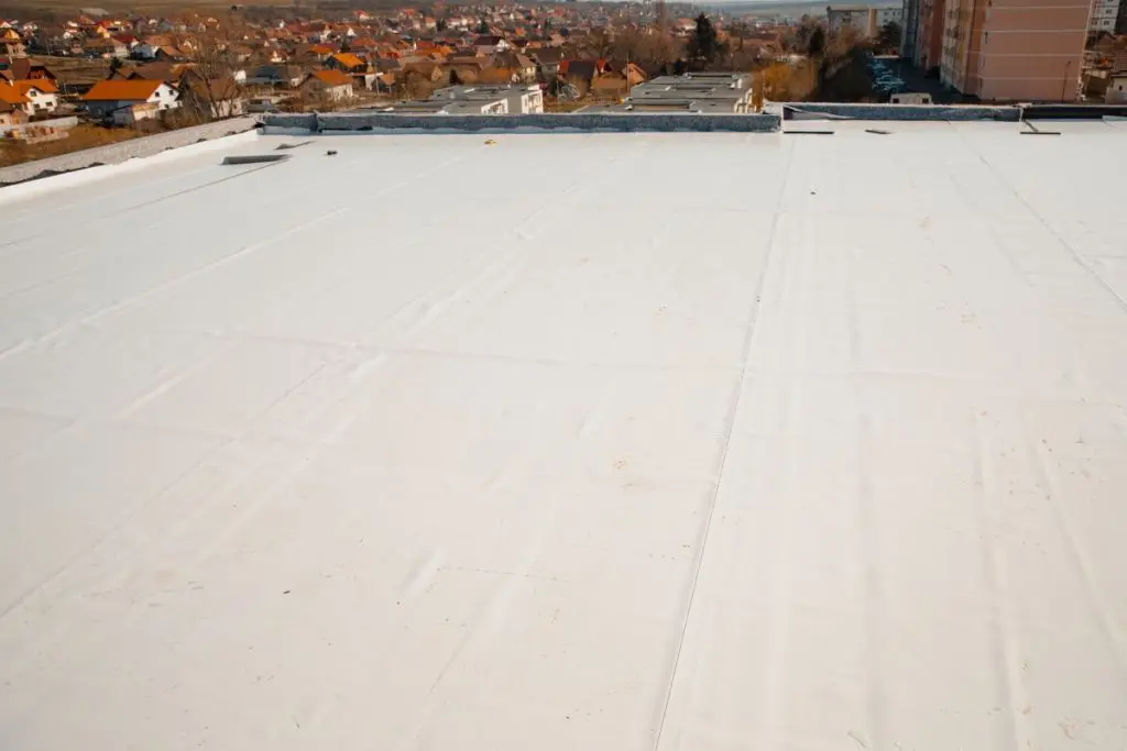 Flat roof with hot air welded pvc membrane waterproofing for ballasted system