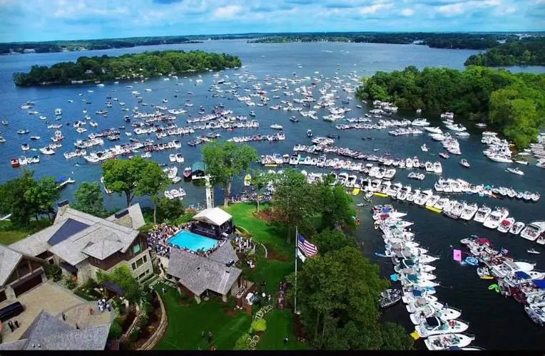 Best Minnetonka Roofing companies - Busy lake filled with boats