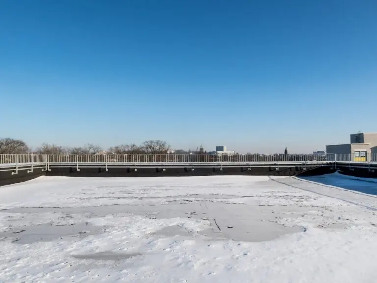 On a sunny day in winter, there is a layer of snow on the flat roof
