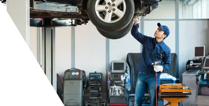 Sheridan car mechanic checking a car transfer case