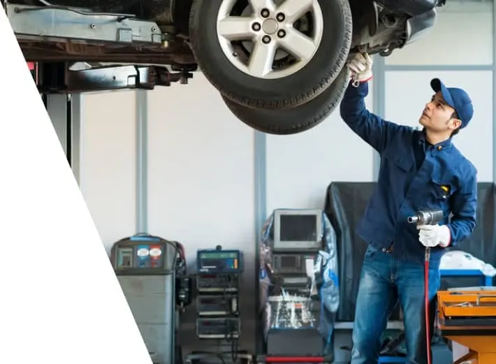 Sheridan car mechanic checking a car transfer case