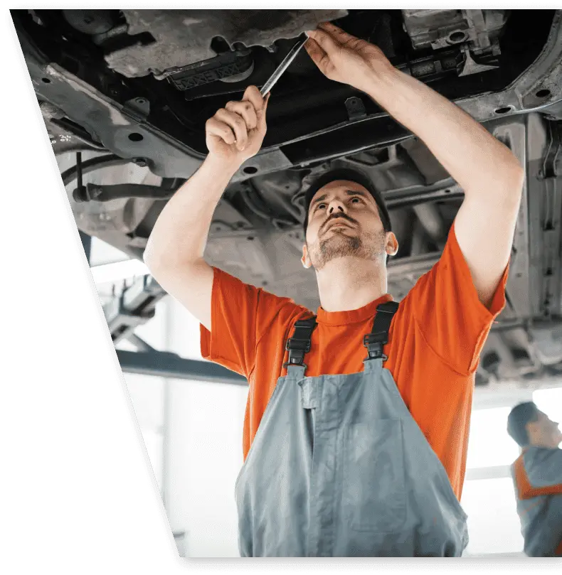 img - car-mechanics-at-service-center