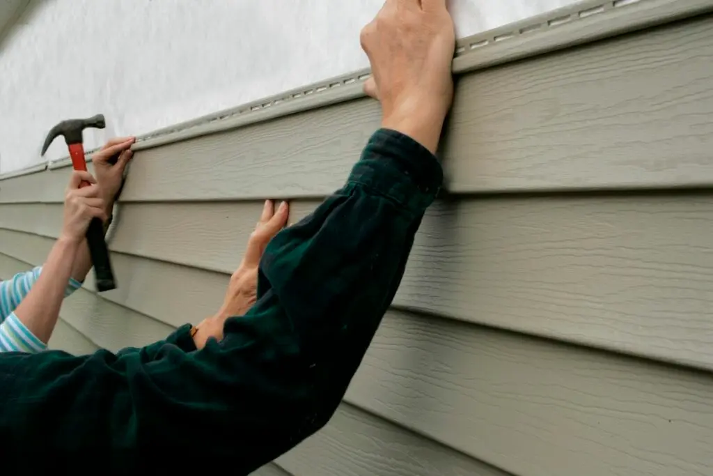 Installing Siding on a House. how to install vinyl siding