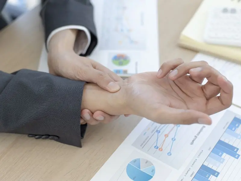 When to See an Orthopedic Doctor for Wrist Pain: Avoiding Long-Term Damage