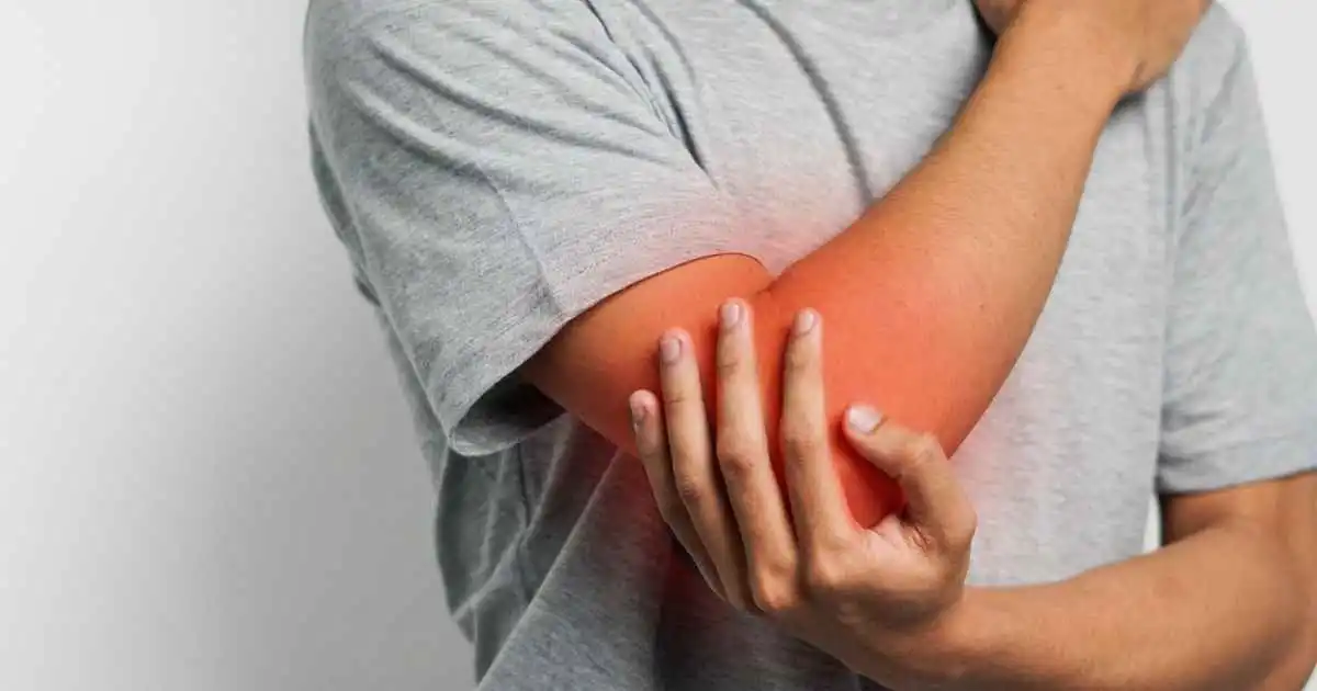 Patient’s elbow with tennis elbow symptoms at Orthopedic doctor