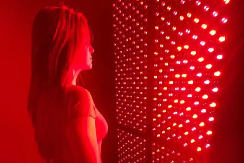 Client experiencing red light therapy benefits at SILA Miami with red and near-infrared light supporting cellular renewal and skin health