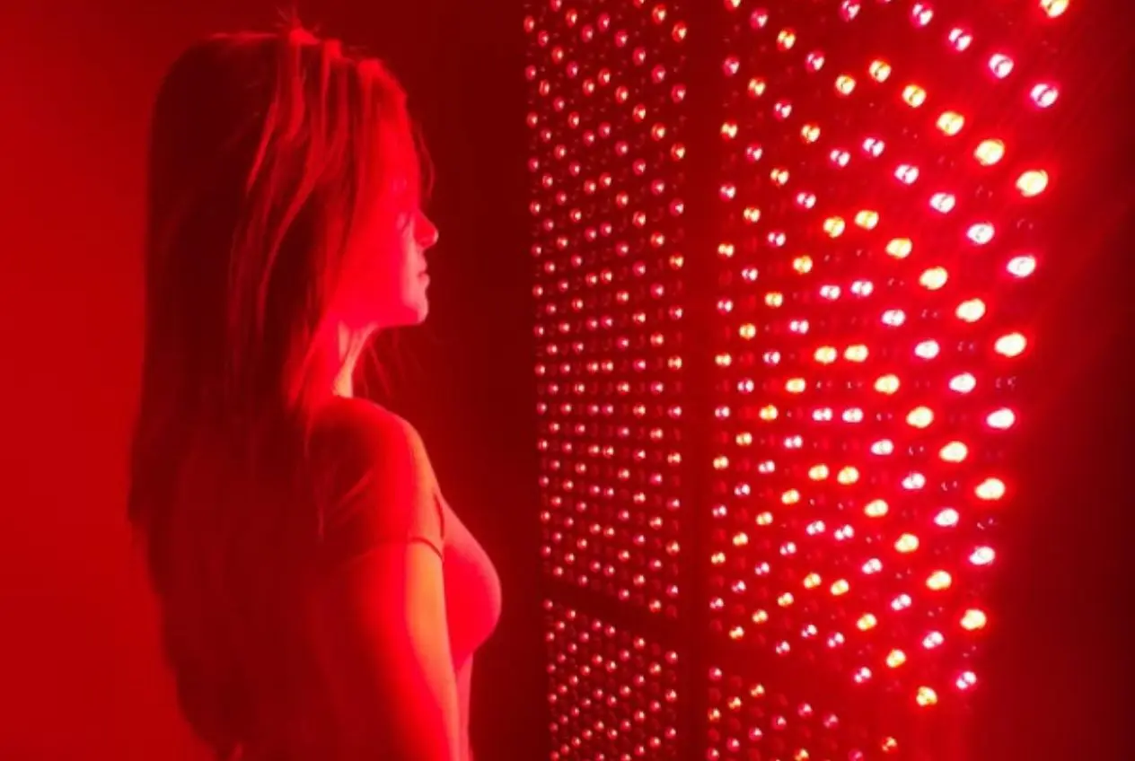 Client experiencing red light therapy benefits at SILA Miami with red and near-infrared light supporting cellular renewal and skin health