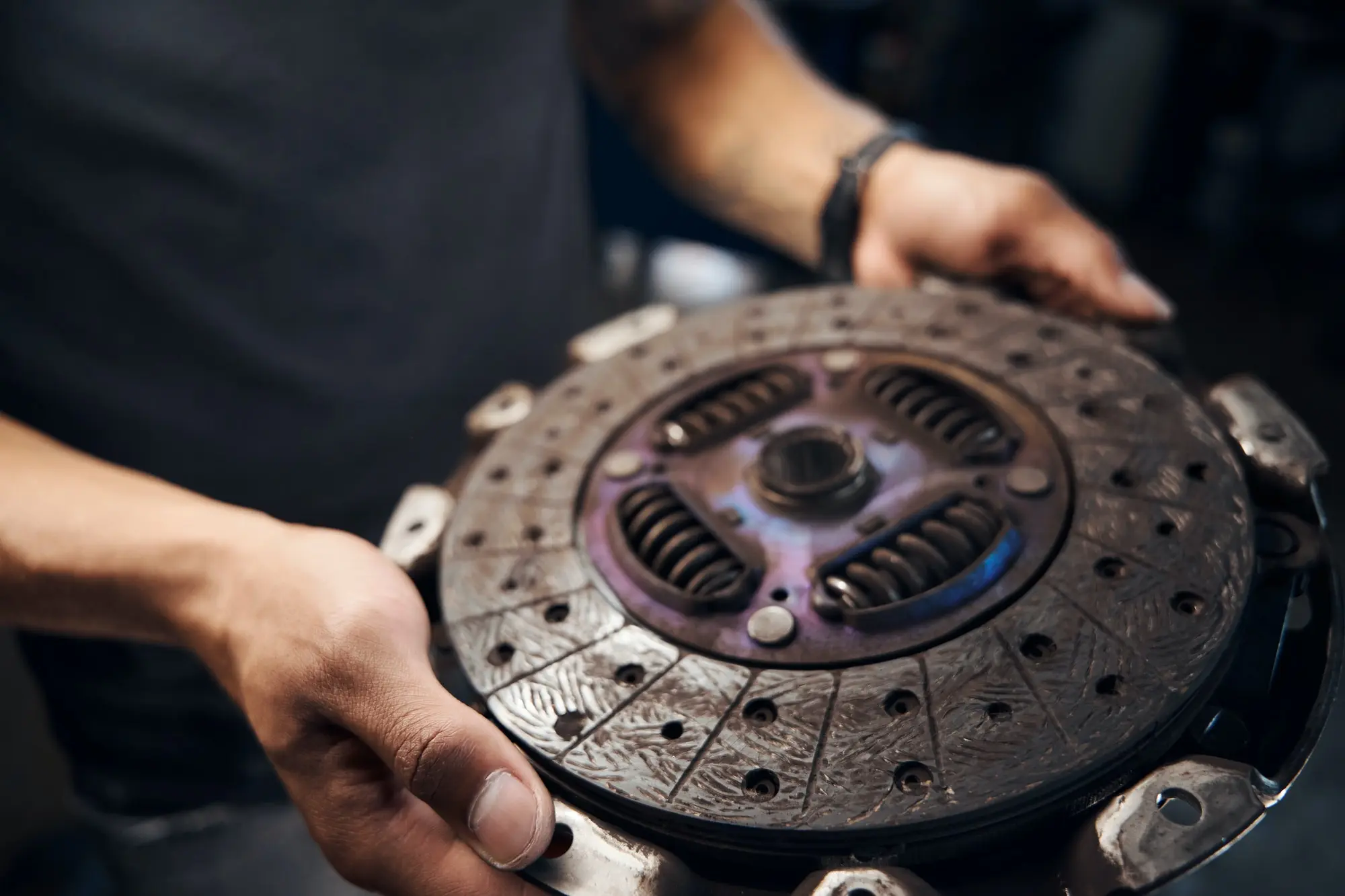 Close-up clutch disc that allows output shaft to be disconnected