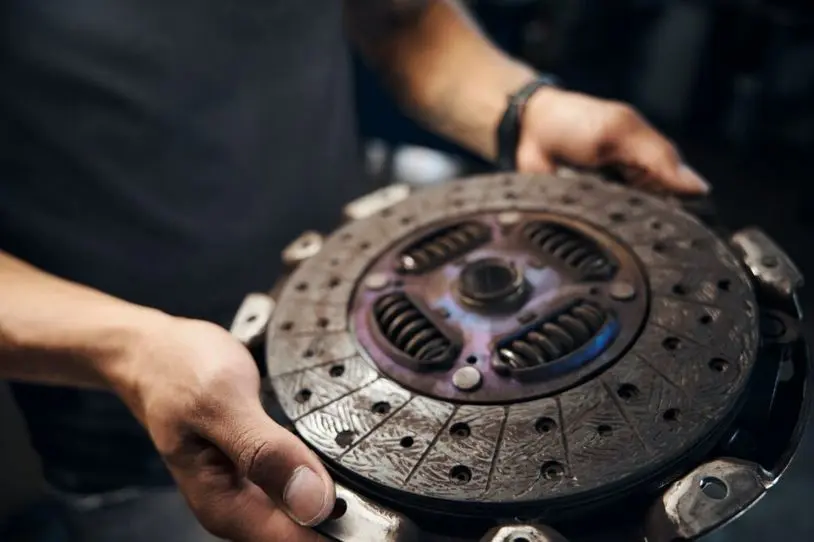 Close-up clutch disc that allows output shaft to be disconnected