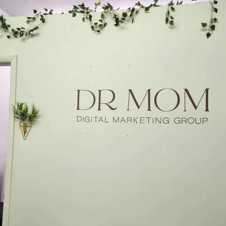 Dr Mom Digital Marketing Group office logo