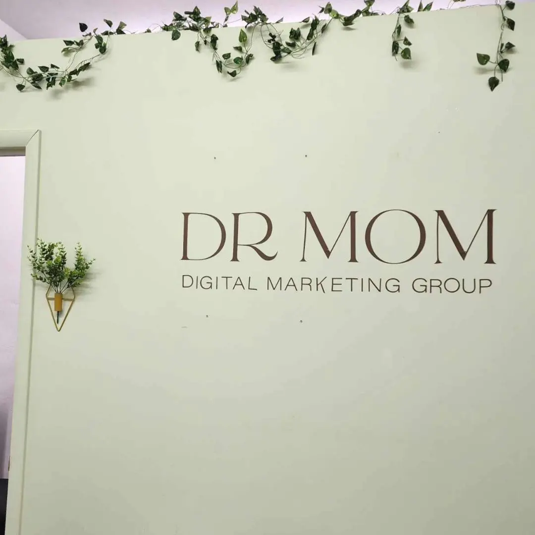 Dr Mom Digital Marketing Group office logo