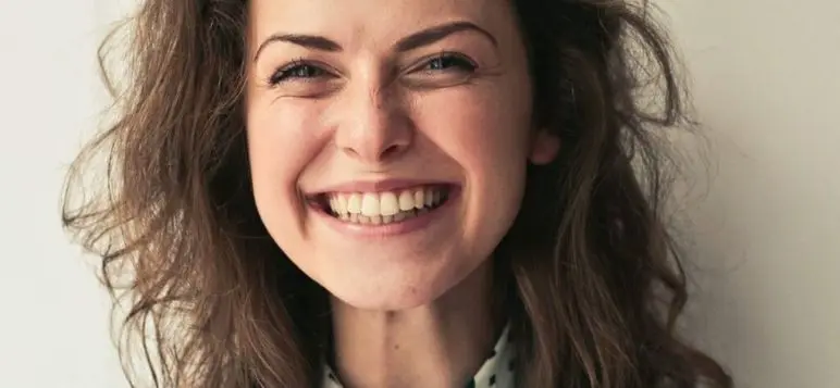 dentist provides tips on choosing the best veneer image